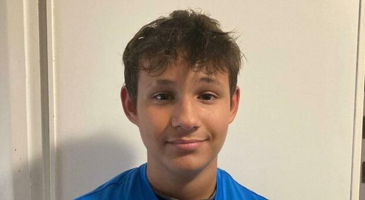 In due sul monopattino contro un’auto: un morto. «Non indossavano il casco»