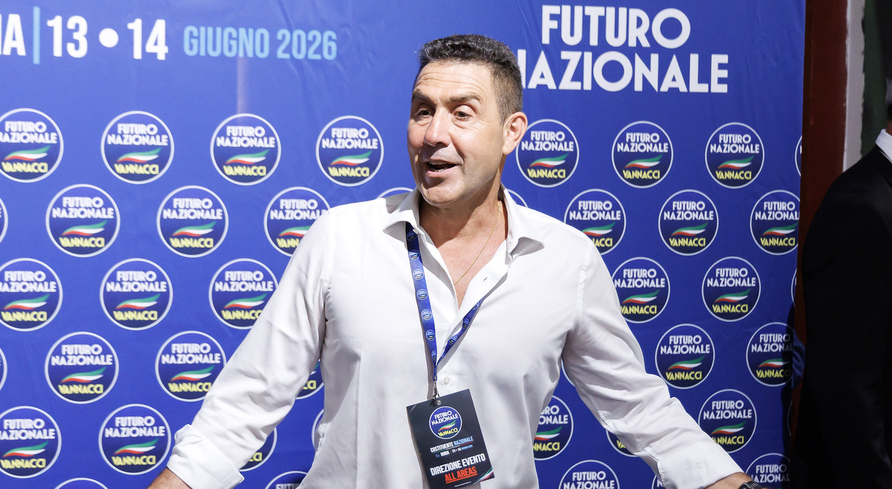 Cappellini, cravatte e adesivi, nasce il merchandising di Futuro Nazionale (all'insaputa di Vannacci)