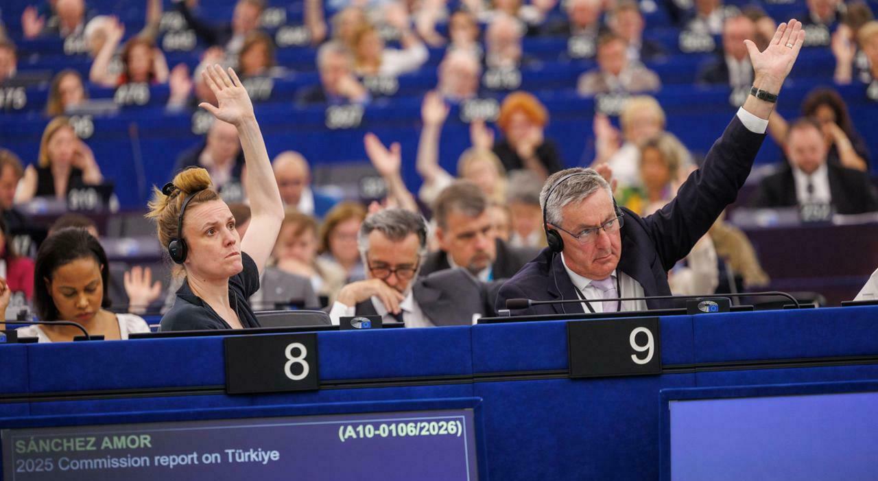 Migranti, sì alle nuove regole Ue. Fratelli d'Italia: «Un provvedimento storico»