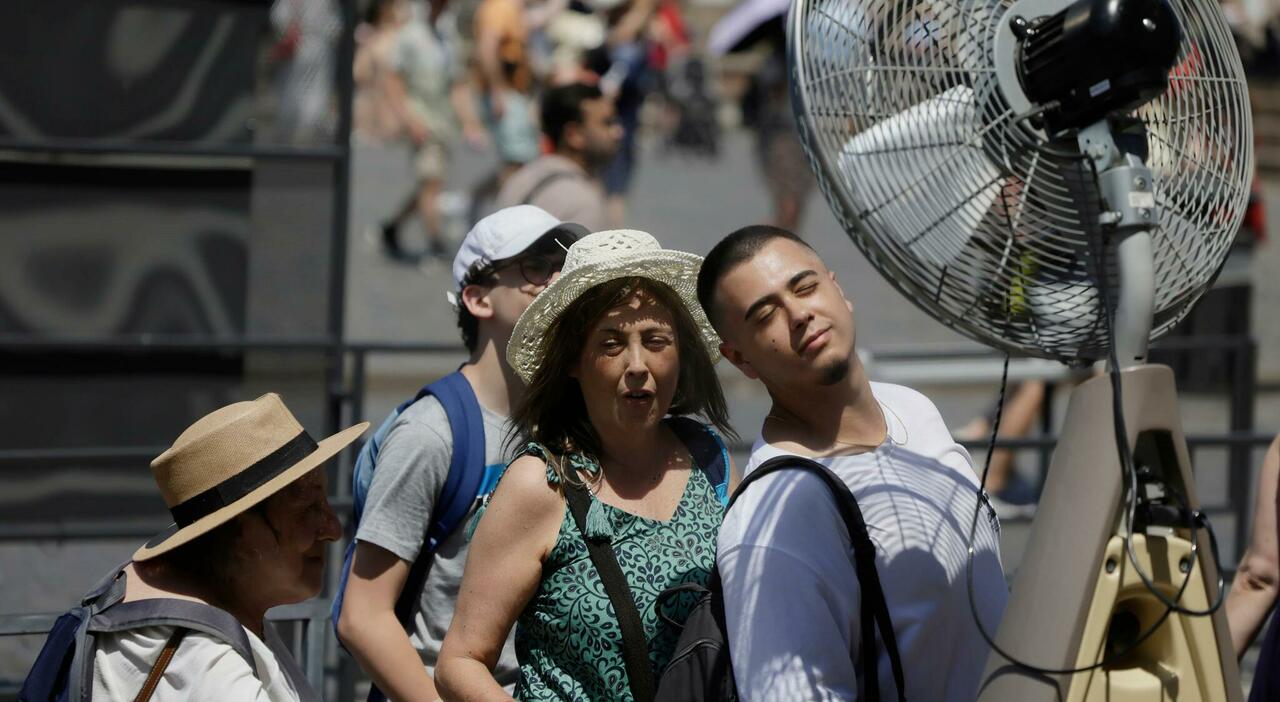 Caldo record, zero termico a 4.500 metri (quasi l'altezza del Monte Bianco). Il Cnr: «Inizierà a mancare l'acqua» Foto Mai un'ondata così in Europa