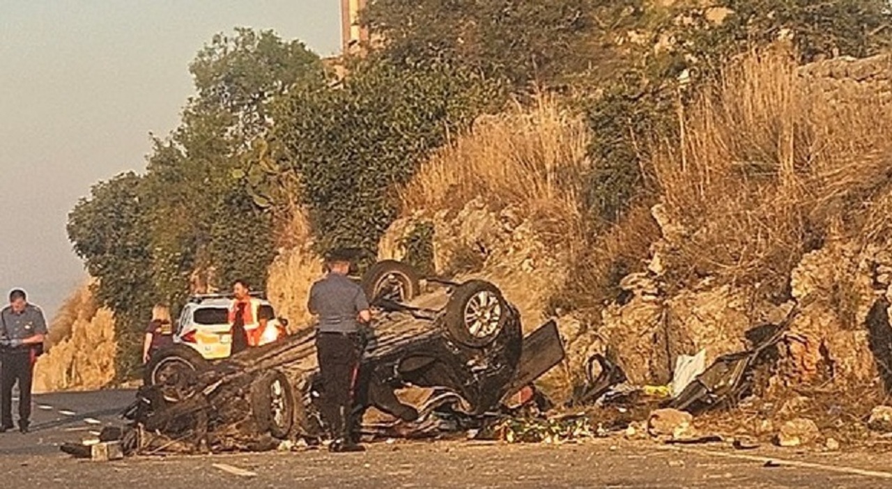 Incidente sulla statale ​tra Foggia e Manfredonia, morti sul colpo tre ragazzi: l'auto si è ribaltata più volte