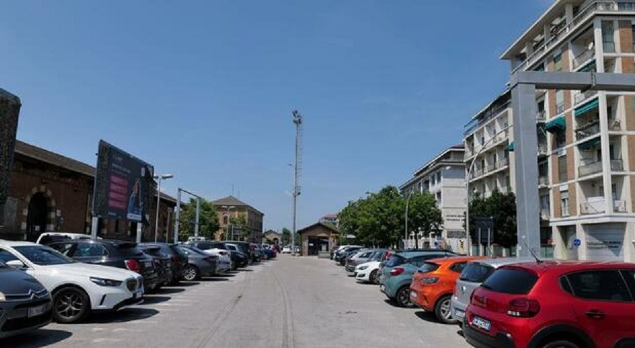 ​Commercialista lascia l’auto un giorno e mezzo nel parcheggio della stazione di Treviso: conto da 74 euro. «Incredulo»