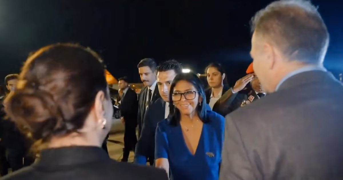 Delcy Rodríguez llegó a Turquía tras su paso por la India para consolidar a Venezuela como proveedor clave de crudo