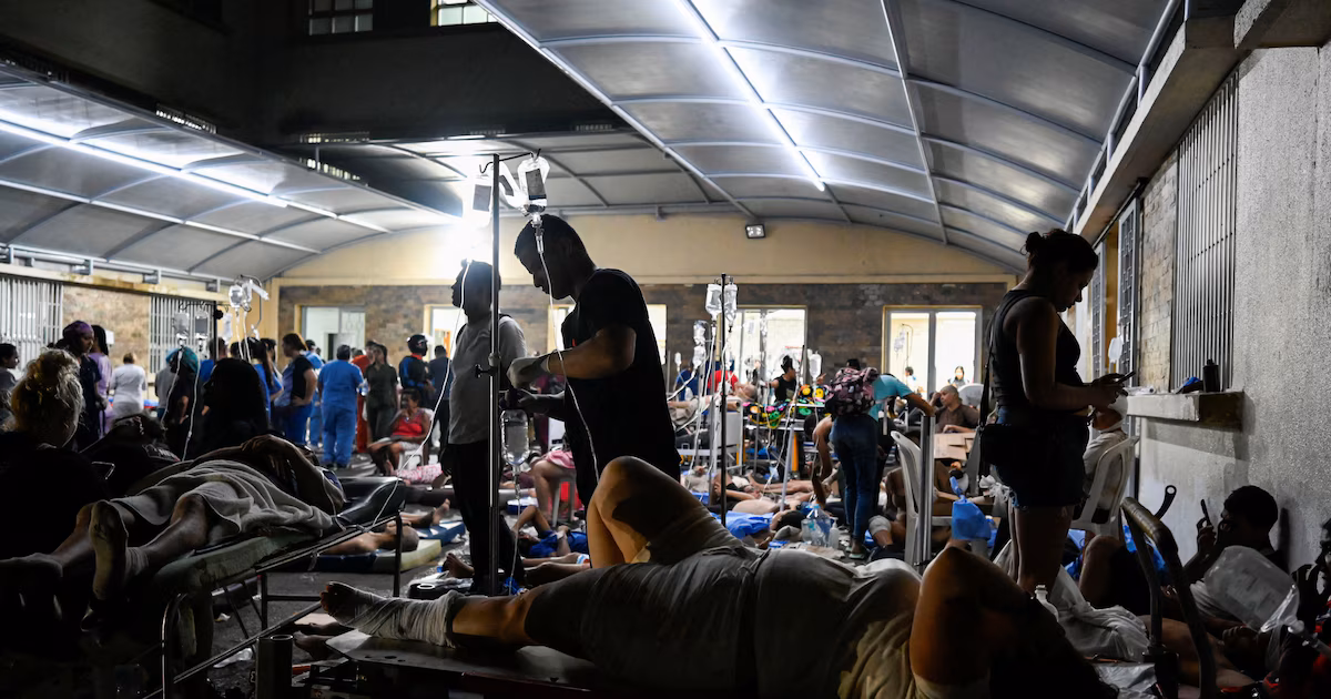 Plazas, parques y calles se llenan de familias que buscan refugio tras los terremotos en Venezuela