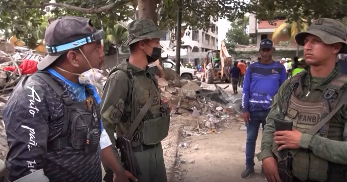 “Bajen las armas y tomen las palas”: familiares obligaron a militares venezolanos a sumarse al rescate de víctimas del terremoto