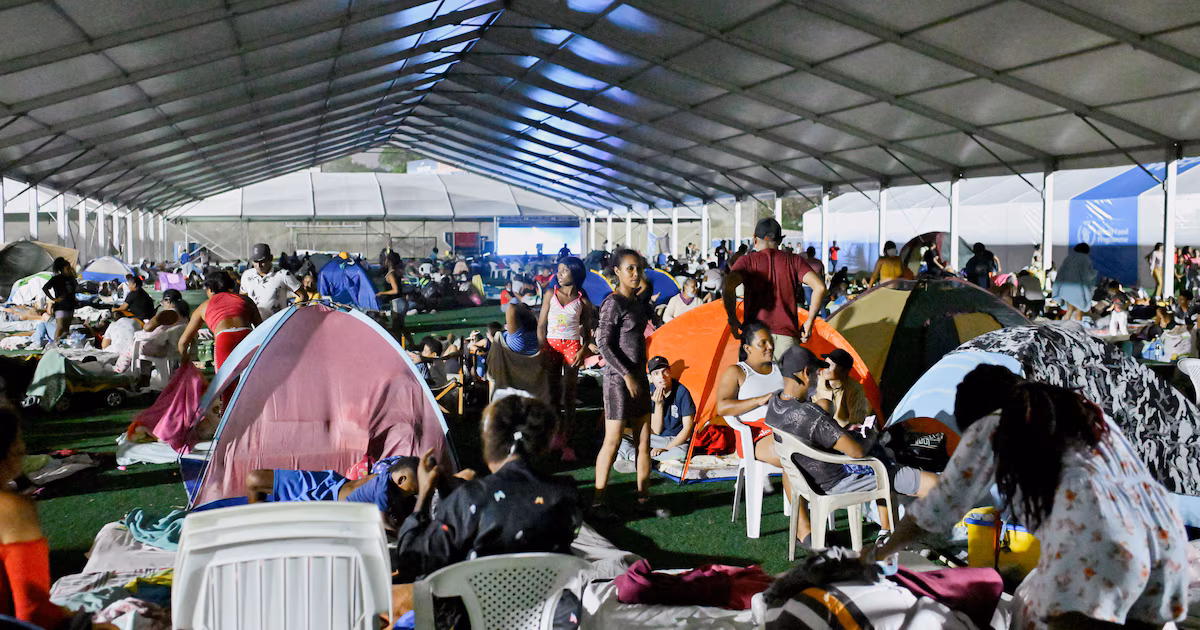 Hacinamiento, peleas, filas por comida e incertidumbre: la dramática rutina en los refugios de La Guaira tras el terremoto