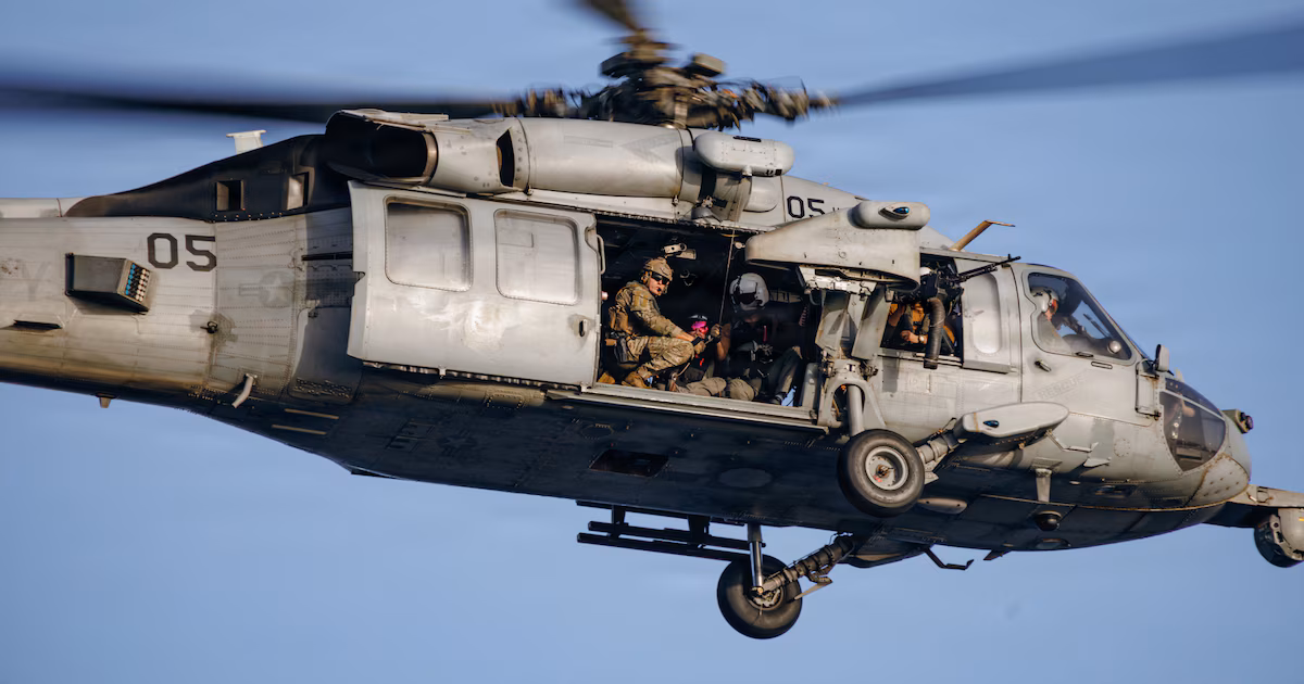 Un militar estadounidense continúa desaparecido tras una maniobra de emergencia de un helicóptero en el mar Arábigo