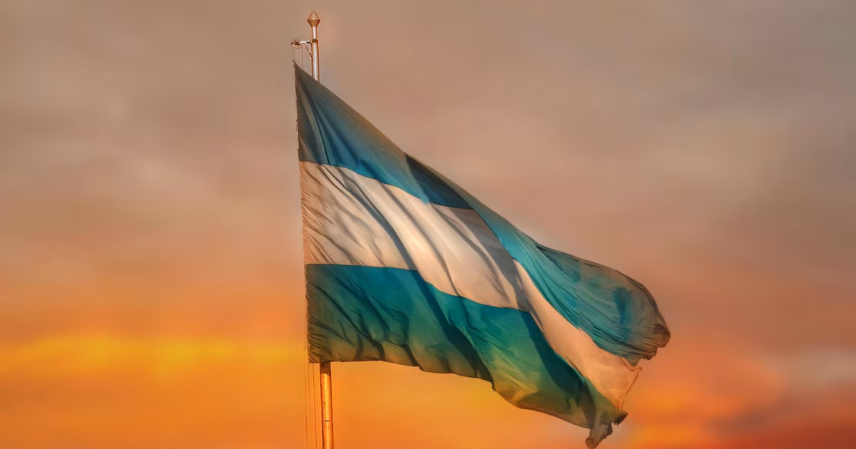 La pregunta del día: ¿Nuestra bandera es celeste y blanca?