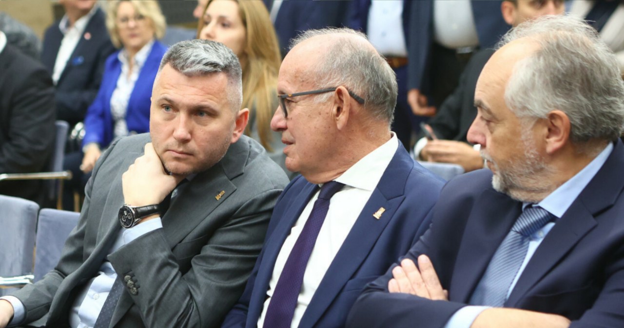Tak opozycja chce usunąć Piesiewicza. "Pomazaniec" dostał pismo, jest też plan B