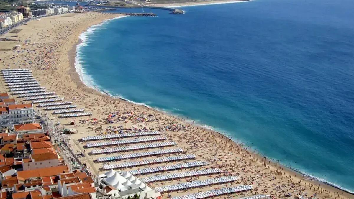 Nazaré duplica limpeza para evitar descargas após contaminação do mar
