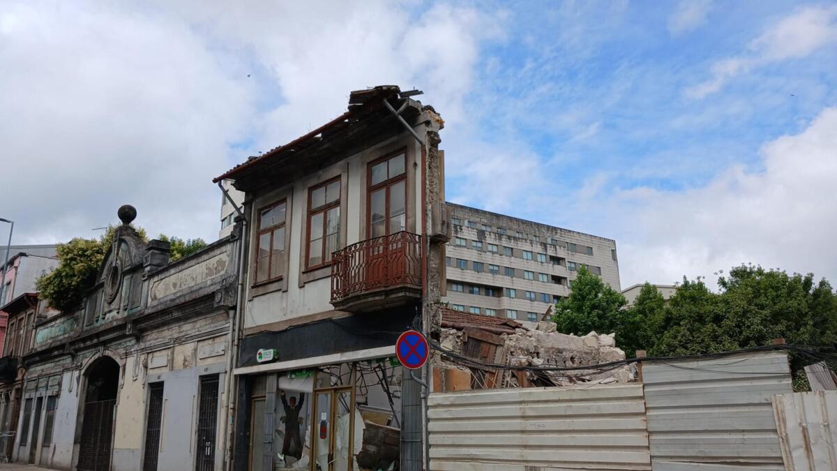 Prédio ruiu no centro do Porto. Dono de loja e operário fugiram a tempo