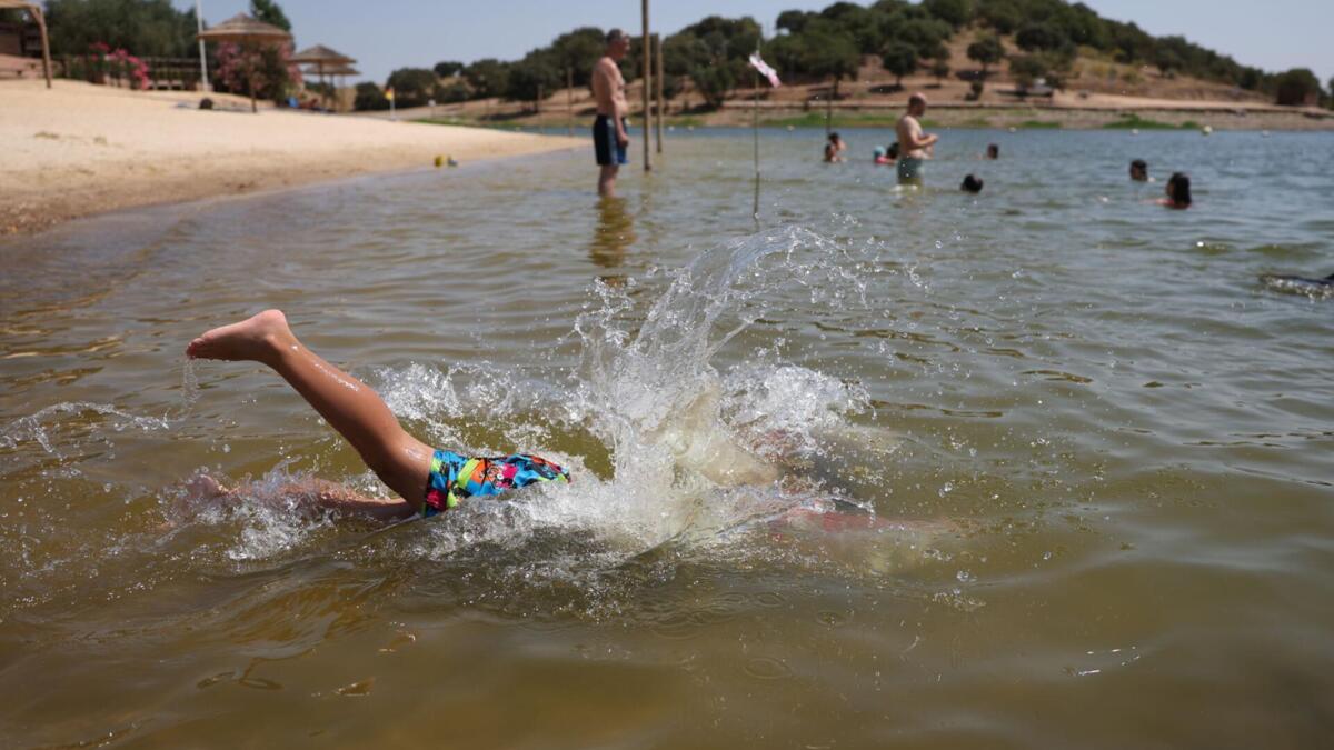 Red heat warning extended to 12 districts