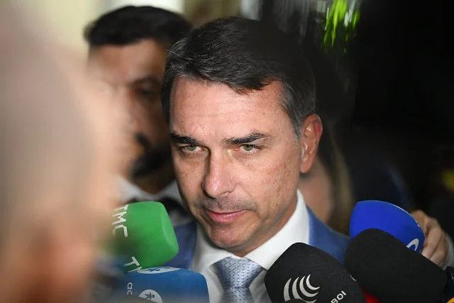 Decisão de Moraes se deu após Flávio Bolsonaro divulgar carta do pai no último sábado (11)