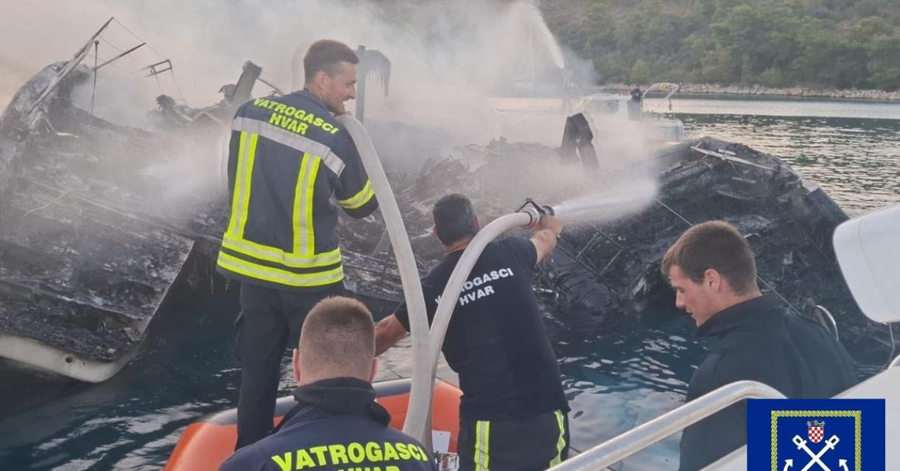 TEŽAK DAN NA MORU Na Hvaru katamaran izgorio i potonuo, drama kod Senja, od utapljanja spašeno dvoje djece i roditelji, svi iz Češke 03.07.2026. u 23:47