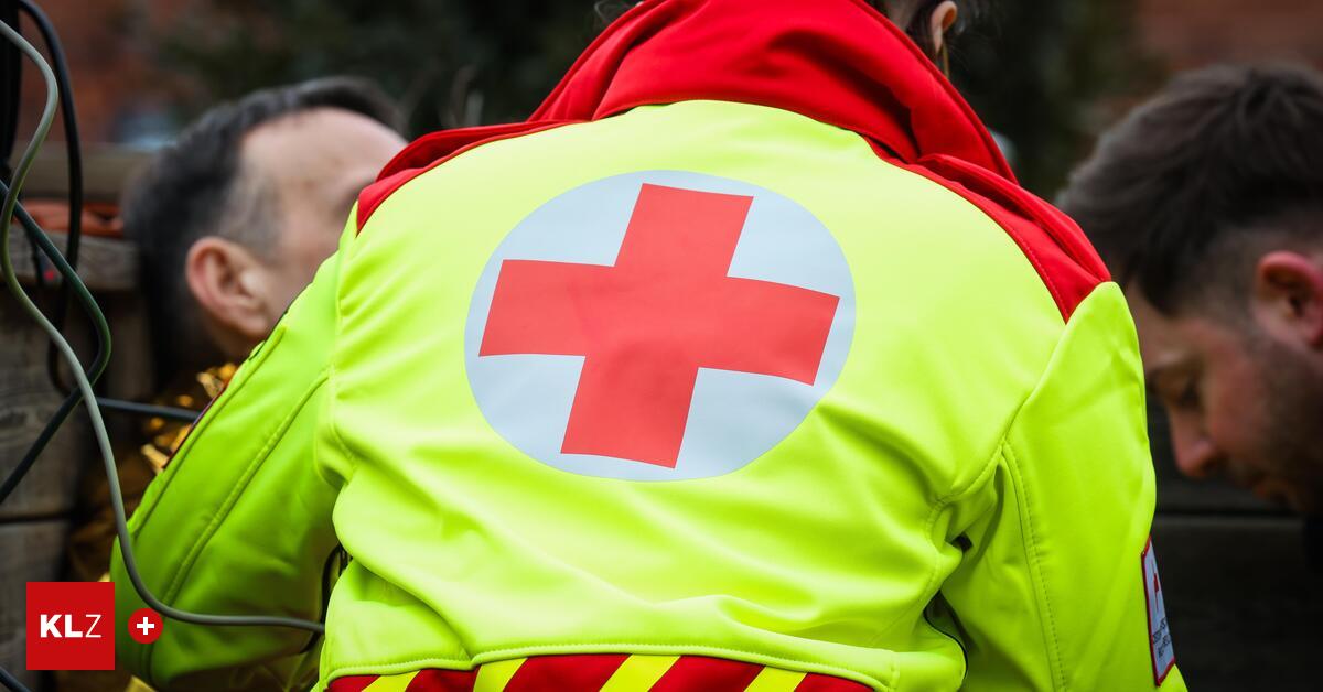 Pkw kam auf Dach zu liegen, Eltern und Sohn verletzt