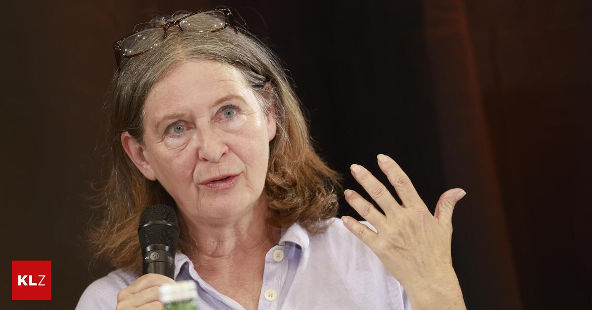 Bürgermeisterin Elke Kahr (KPÖ) während einer Wahldiskussion, Mikro in der Hand, mit der linken Hand gestikulierend, Brille im Haar