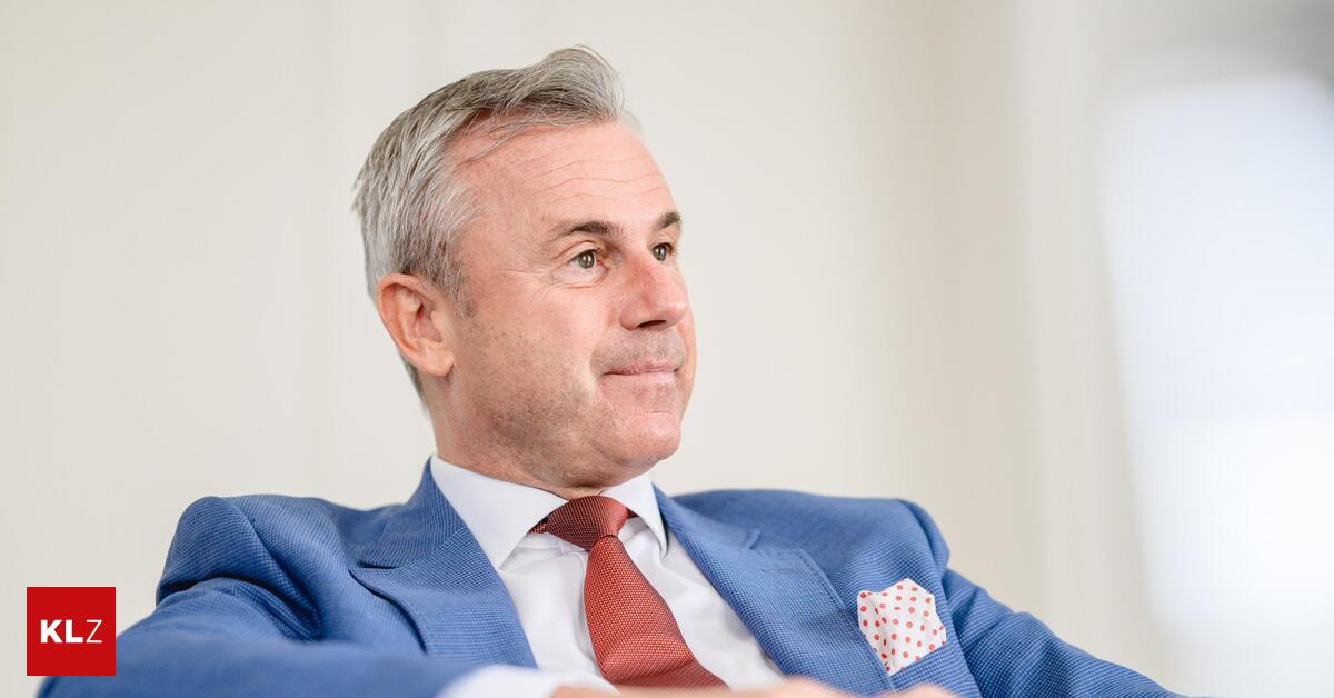 Norbert Hofer sitzt in einem blauen Anzug mit weißem Hemd und einer roten Krawatte bei einem Gespräch.