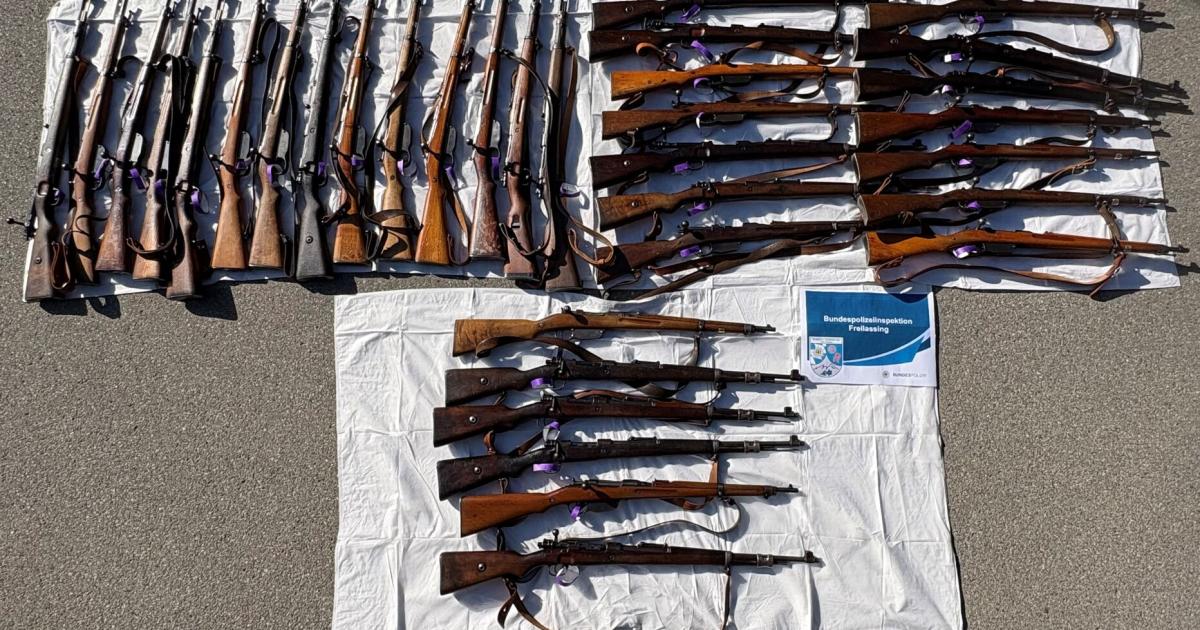 Langwaffen in Reisebus: Polizei stoppt österreichische Schützen