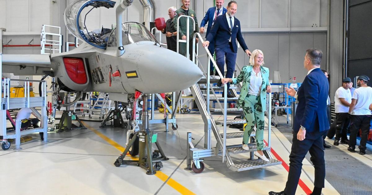 Was Klaudia Tanner auf einem Luftwaffenstützpunkt in Italien tut