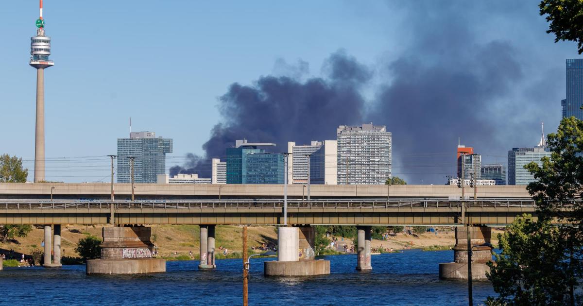 Nach Großbrand: Halle einsturzgefährdet, Tangente bleibt gesperrt