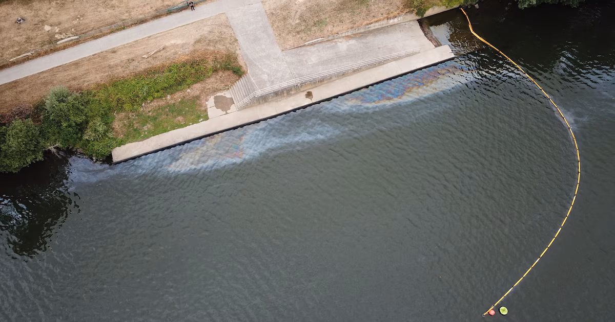 Importante fuite de goudron dans la Meuse : comment s'effectue la dépollution ?