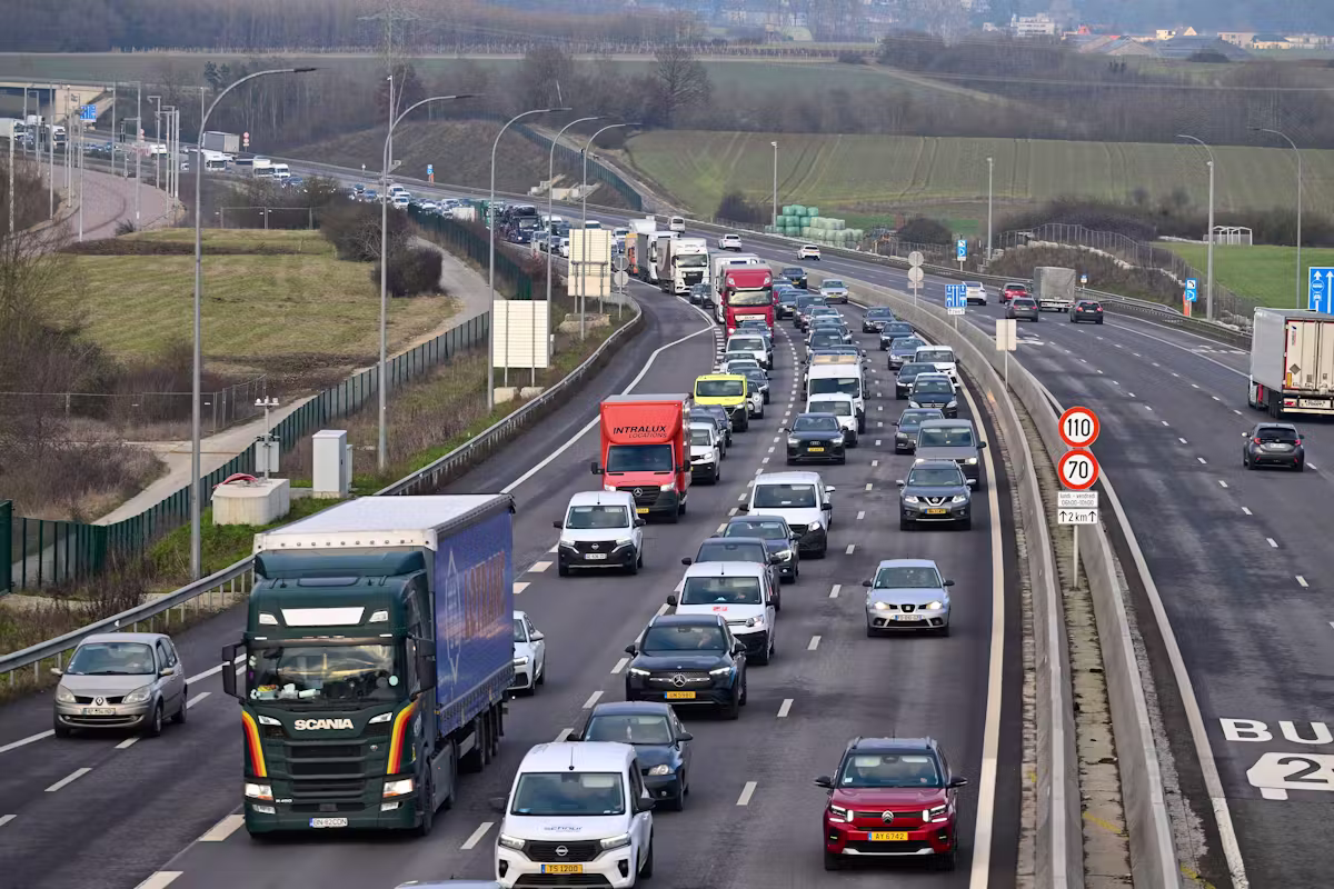 Au LuxembourgIvre, il s'endort au milieu de l'autoroute en heure de pointe