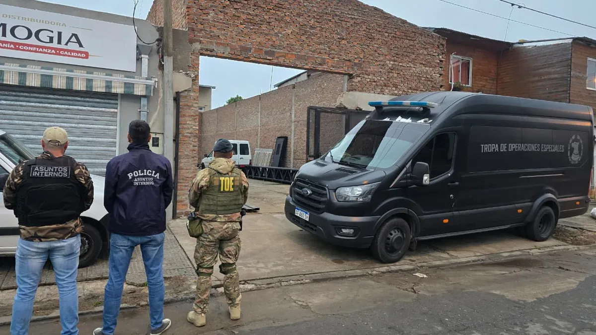 Allanamientos: tres policías detenidos y secuestran medio kilo de cocaína, dinero y armas