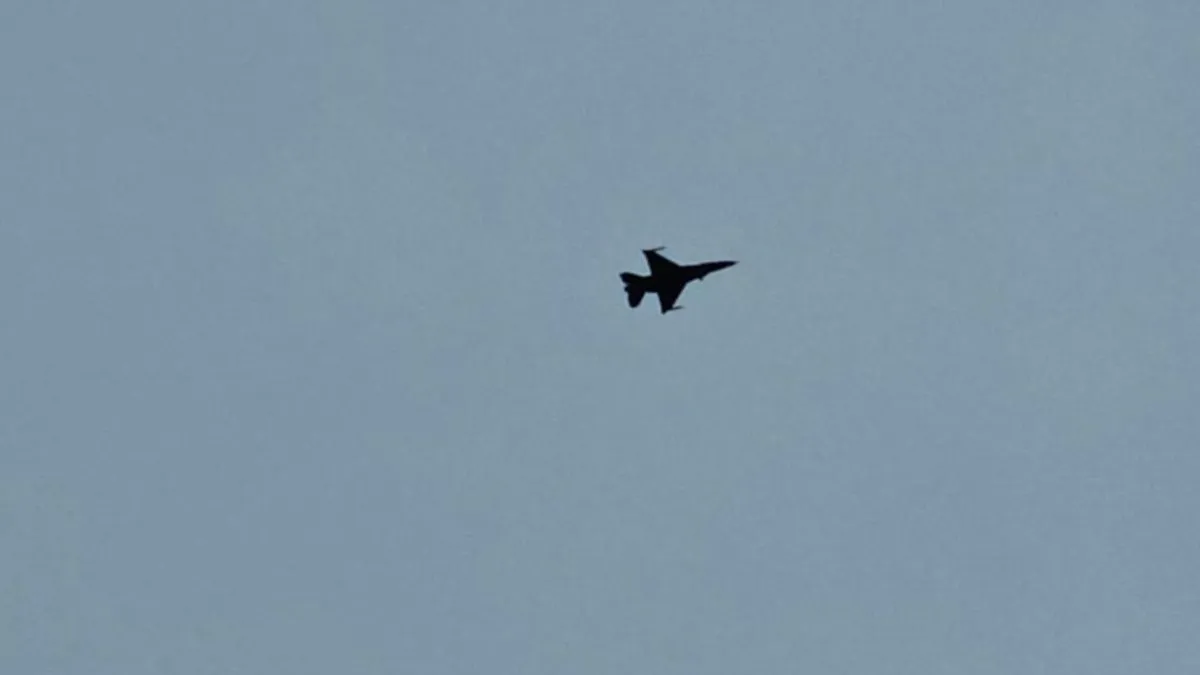 Un avión caza F-16 sobrevoló el cielo rosarino en la tarde de este lunes