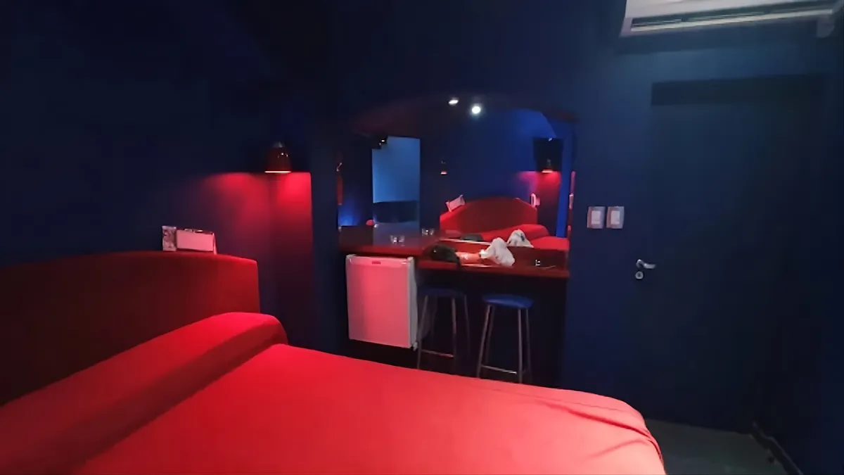 Insólito hallazgo bajo la cama de una habitación en un conocido motel de Rosario