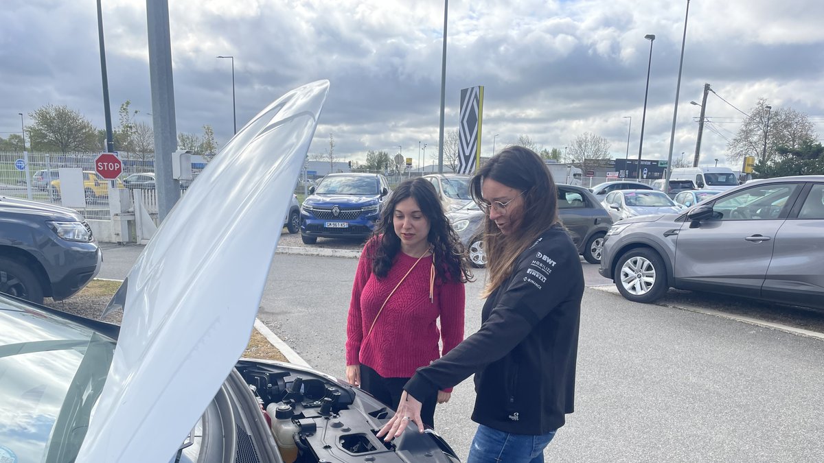 REPORTAGE. Prix des carburants : "L’écart est incroyable", dans les concessions, les voitures électriques sont en tête des ventes