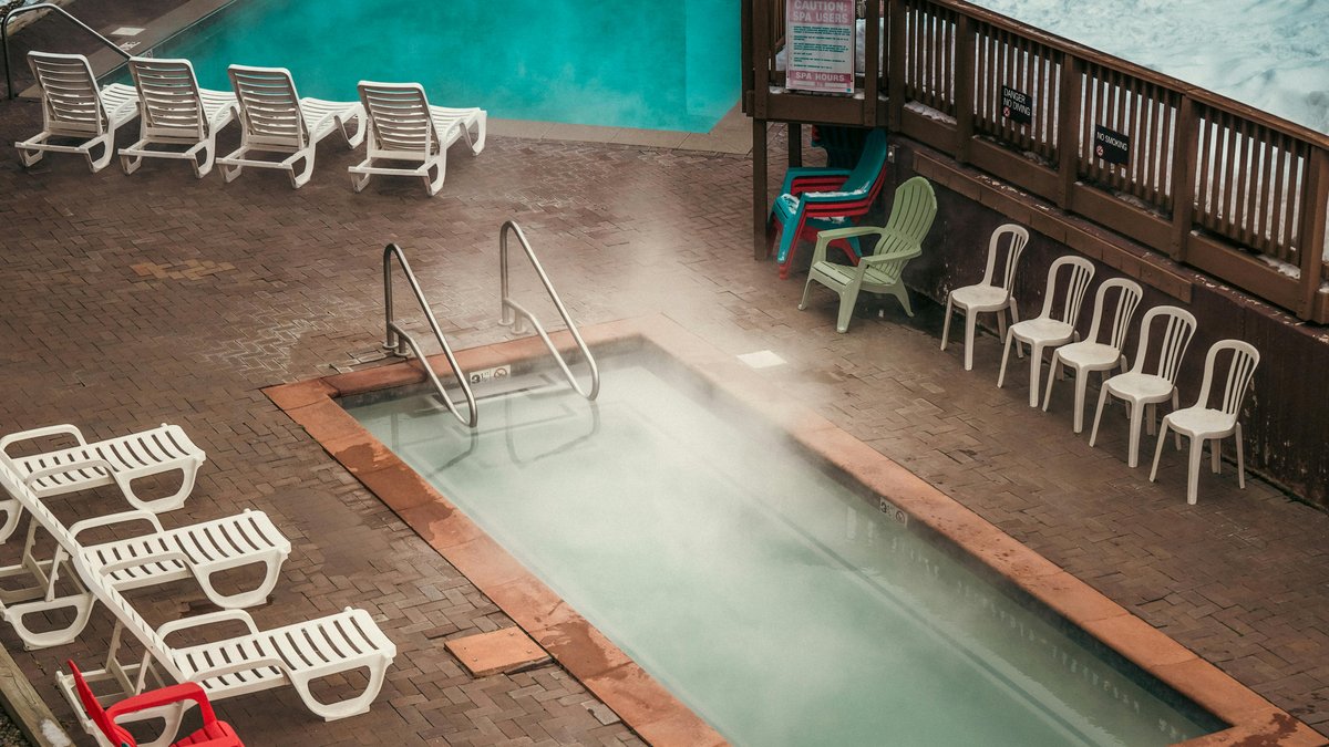 Il jouait dans un jacuzzi, un enfant de 12 ans "aspiré par l’une des buses" de massage : il est entre la vie et la mort