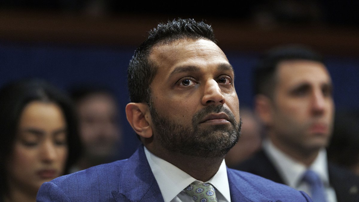 Violents accès de panique, crises de paranoïa, absences à répétition et alcool : Kash Patel, le directeur du FBI au cœur des critiques