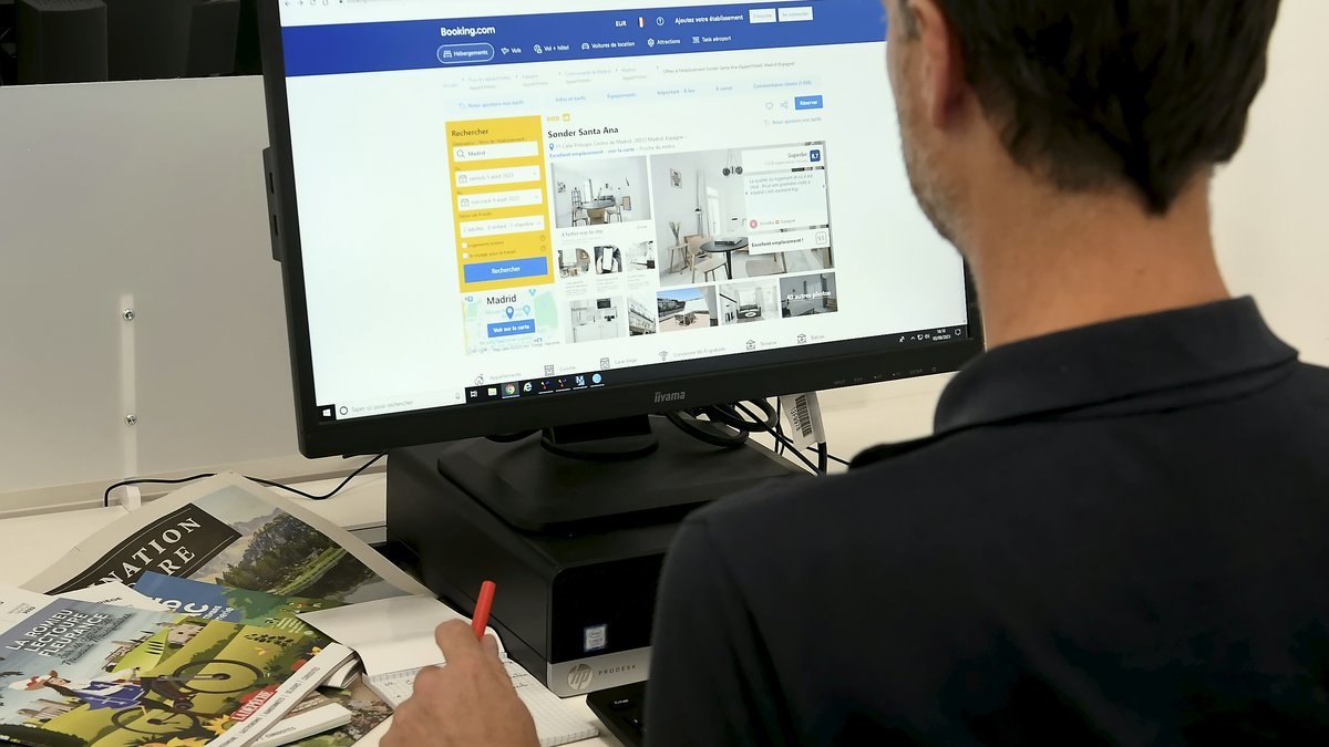 Ils réservent leur chambre d’hôtel sur Booking, mais une cinquantaine de clients ne peuvent pas y accéder, certains dorment dans le hall