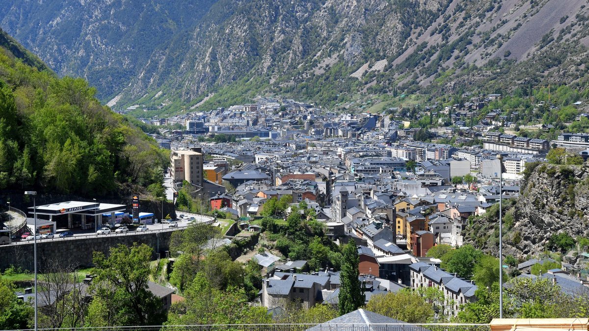 Un ancien ministre et ambassadeur tente d'échapper à un contrôle de police en Andorre, il a été arrêté avec près d'un gramme d'alcool dans le sang