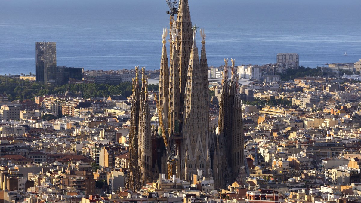 REPORTAGE. Exceptional measures, 6,000 police officers, part of the city closed to traffic... Barcelona under high security for the Pope's visit