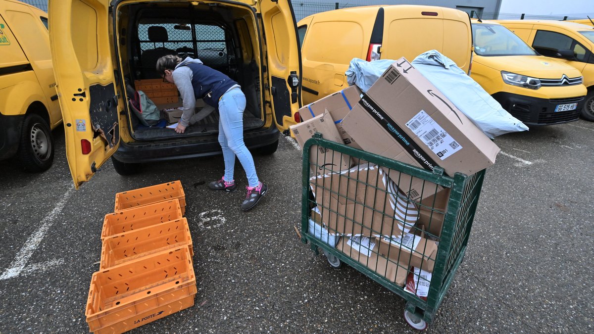 Salarié depuis 42 ans à La Poste, Jean-Daniel est viré, car il continuait de livrer les clients au premier étage malgré l’interdiction de sa direction