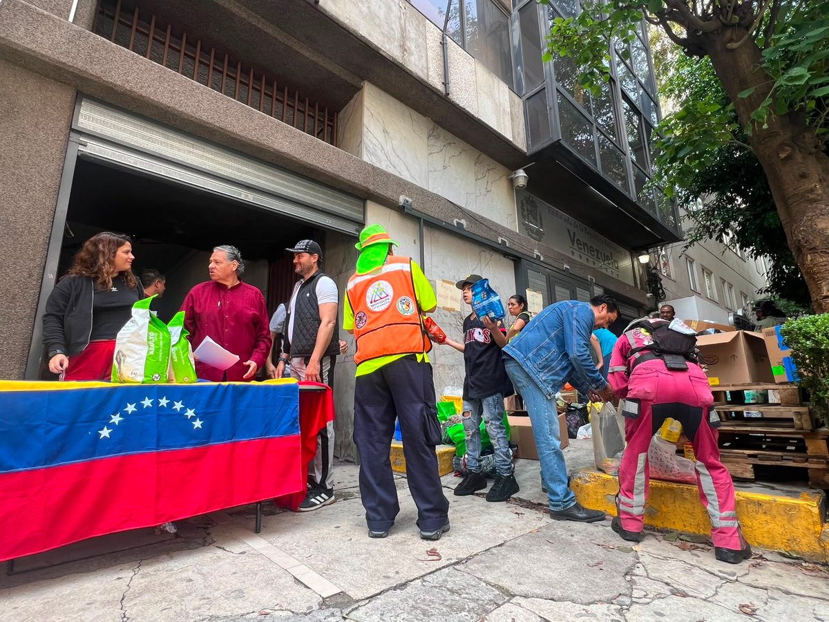 Solidaridad mexicana y migrante se hace presente en el centro de acopio de la embajada de Venezuela