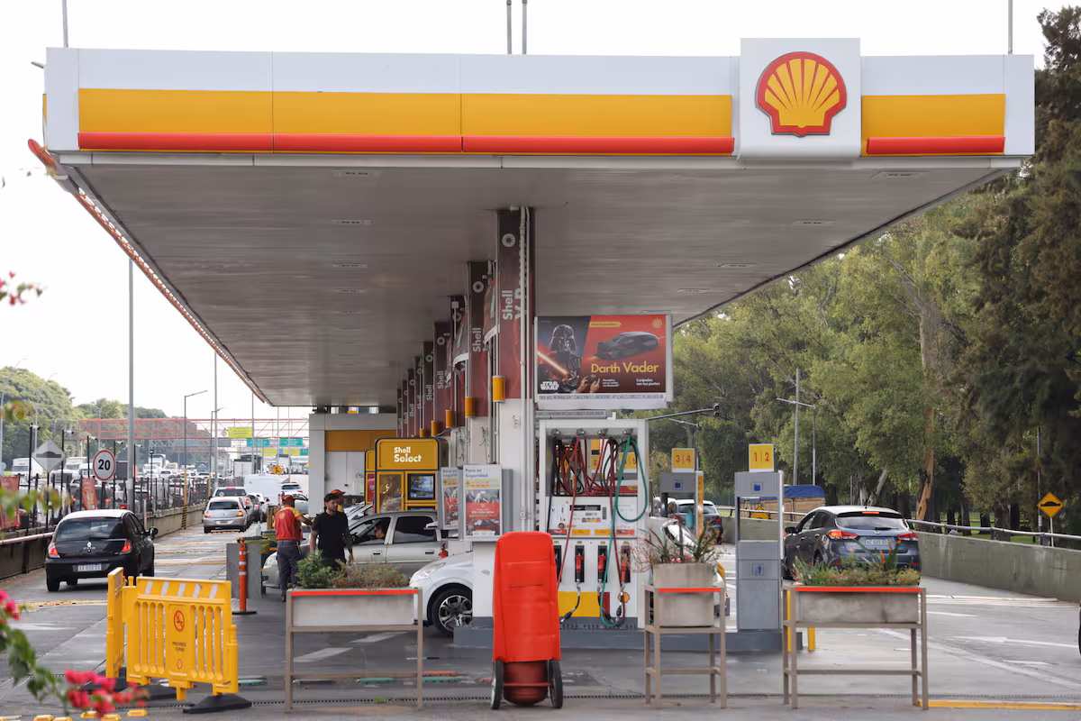 Las estaciones de Shell cambian de manos. Una empresa suiza ligada a Manzano se queda con el negocio por US$1420 millones
