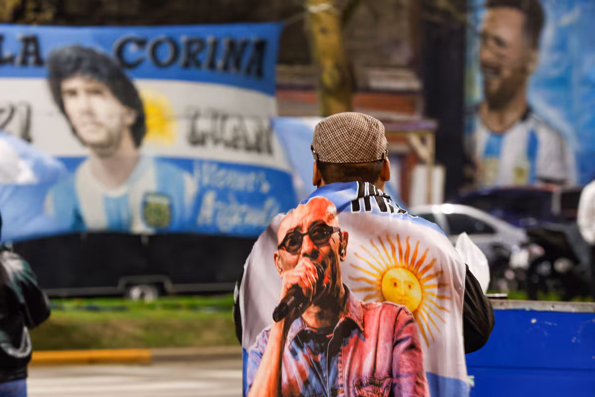El adiós al músico. La vigilia para la despedida pública al Indio Solari reúne a los fanáticos en Avellaneda: cómo serán el operativo y los accesos