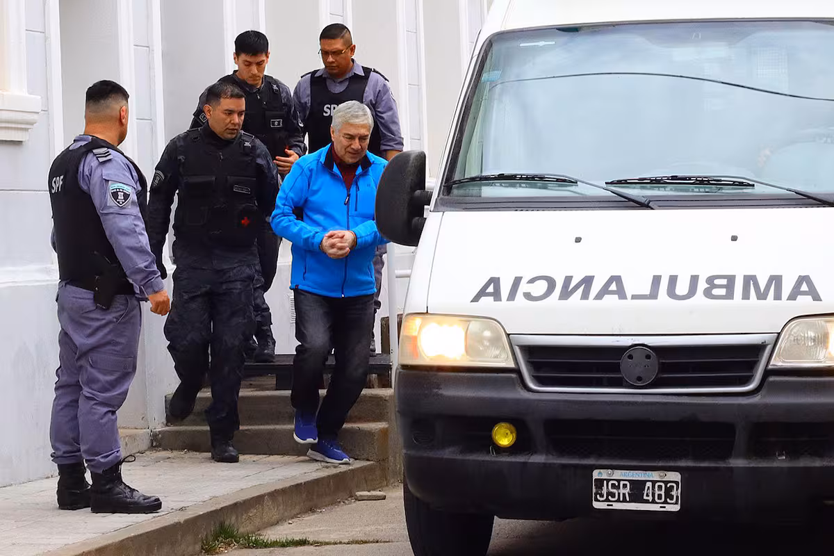 Sufre una pulmonía. Tras ser internado de urgencia, Báez regresó a su celda en Ezeiza y recibió la visita del juez Costabel