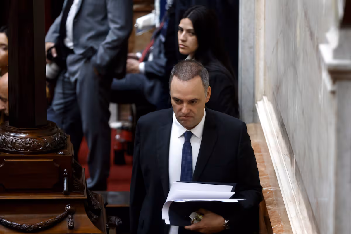 Se debilita el escudo. Aliados del Gobierno evalúan activar la interpelación de Adorni en el Congreso
