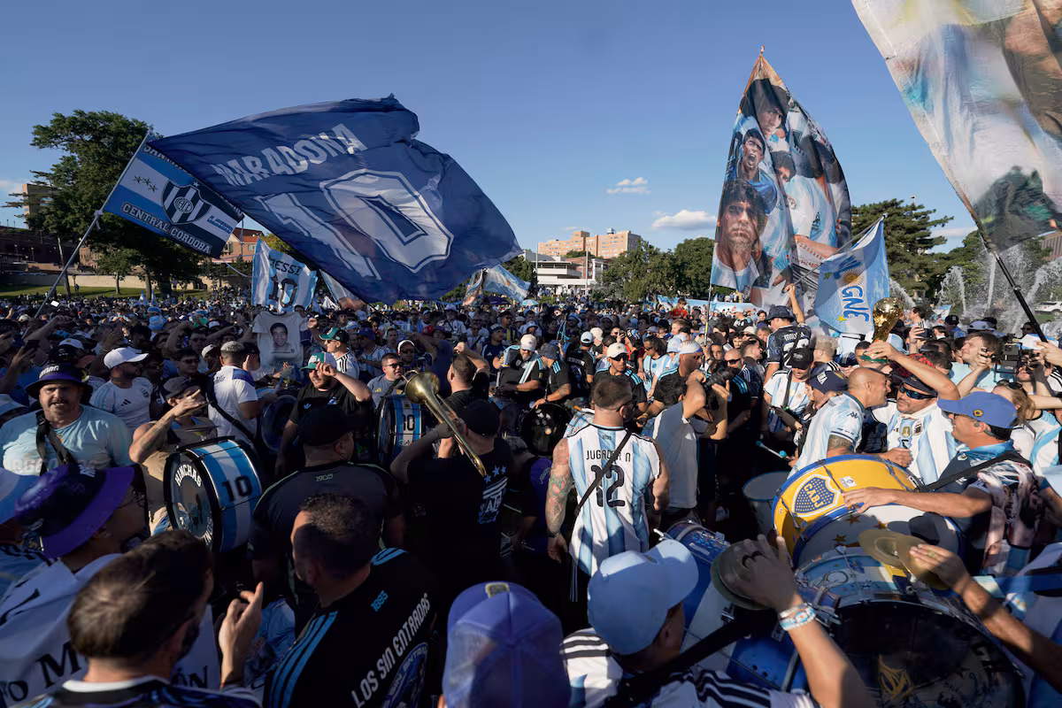 A horas del debut. Miles de hinchas en el banderazo en Kansas City: asado en el parque, bombos y el aliento de siempre