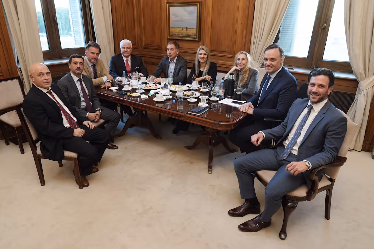 En medio de la tensión con Bullrich. Adorni se apoya en Karina Milei y sigue en el Gobierno, pero con poder recortado