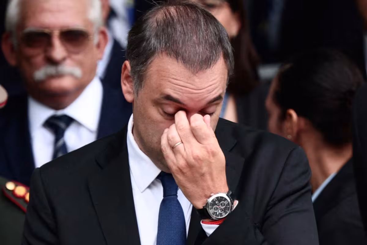 En la cuerda floja. Crecen las versiones en el Gobierno sobre una posible salida de Manuel Adorni