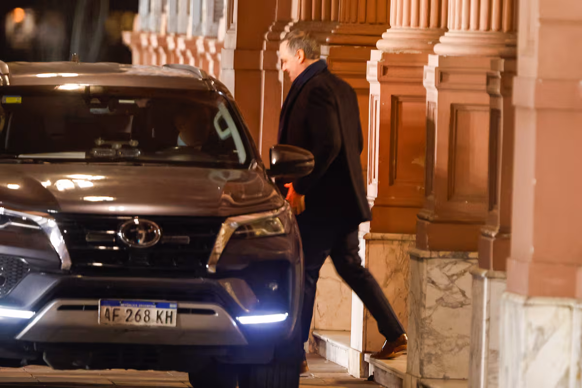 Gastos ocultos. La empleada de la Casa Rosada que le prestó su tarjeta a Adorni declaró que él también intentó comprar un Smart TV