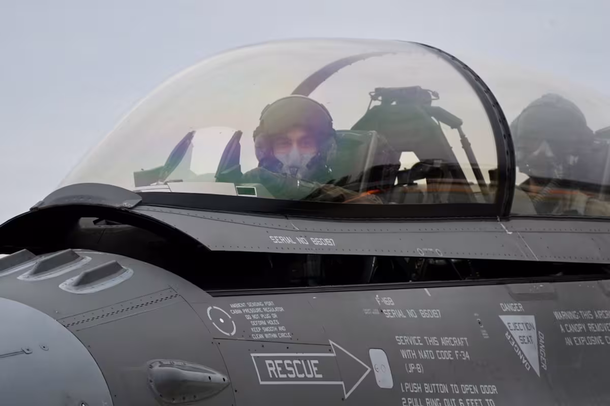 "Vuelos bautismo". Pilotos argentinos volaron por primera vez los aviones caza F-16 comprados a Dinamarca