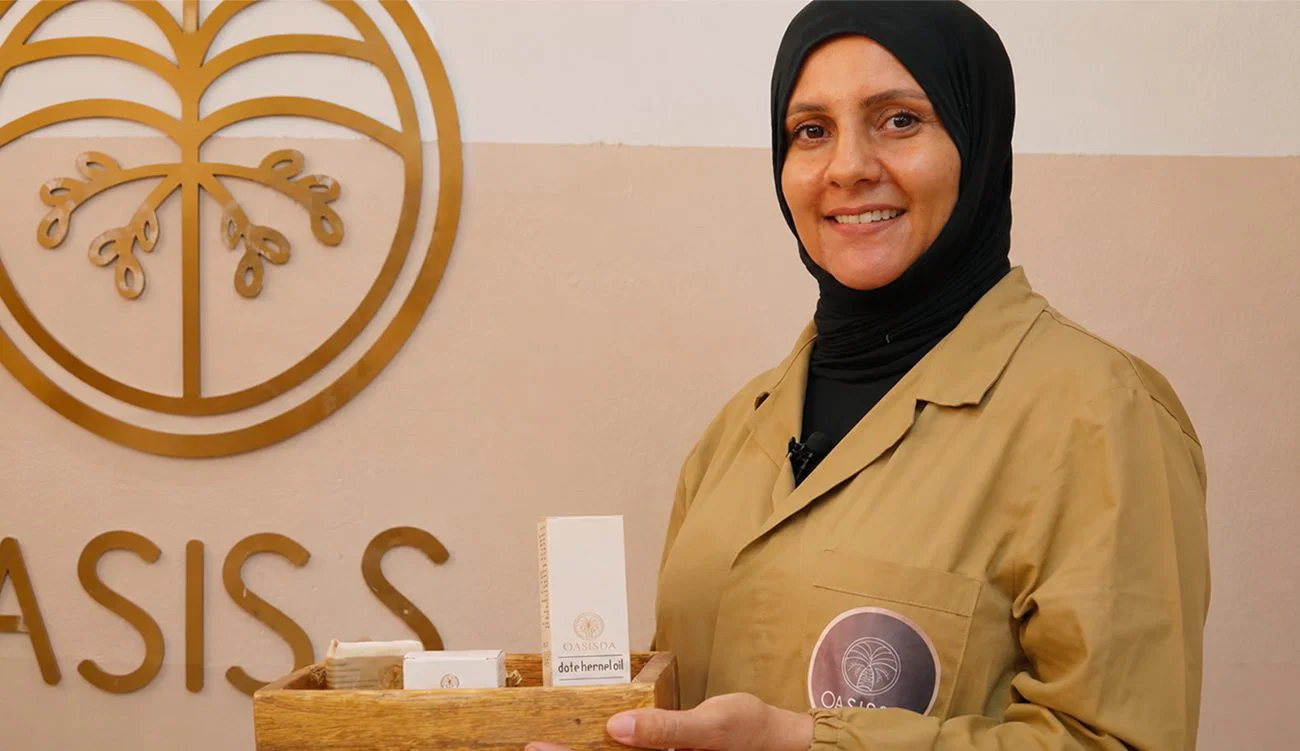 En vidéo : une Tunisienne transforme les noyaux de dattes en huiles cosmétiques et alimentaires