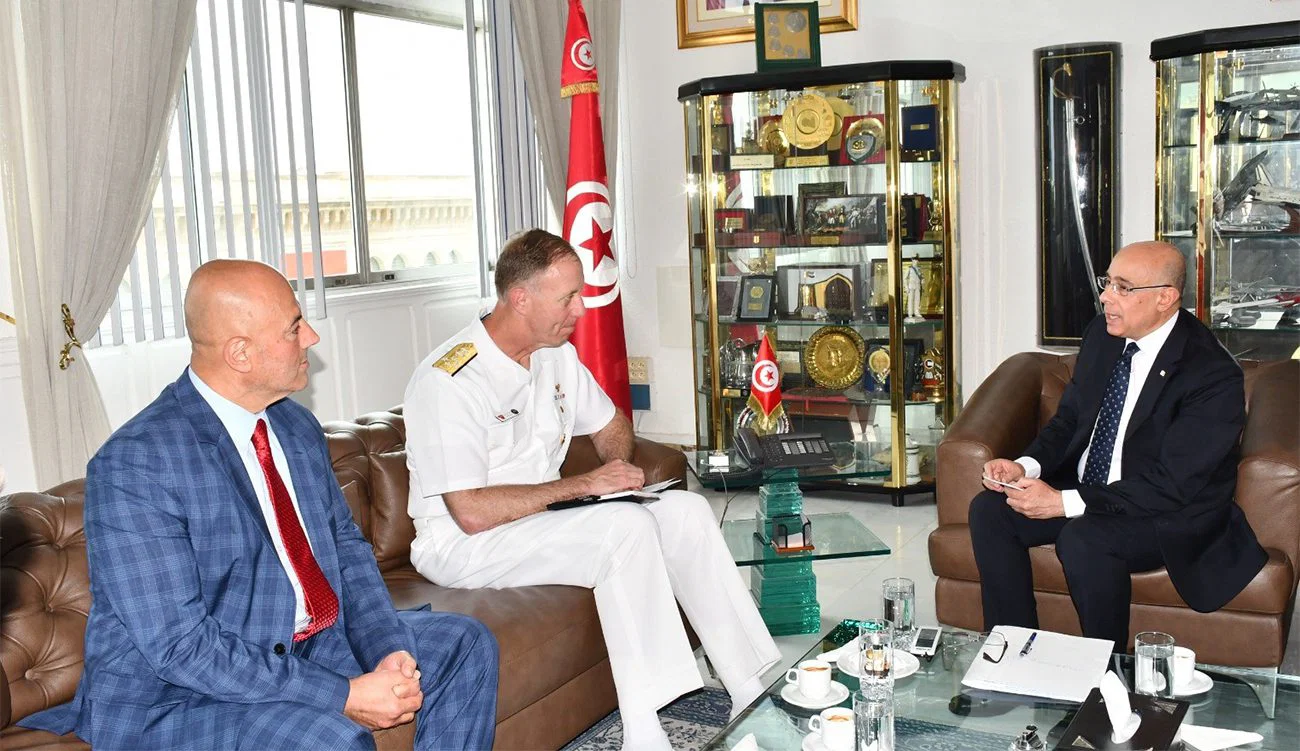 Le ministre de la Défense nationale reçoit le commandant des forces navales américaines en Europe et en Afrique