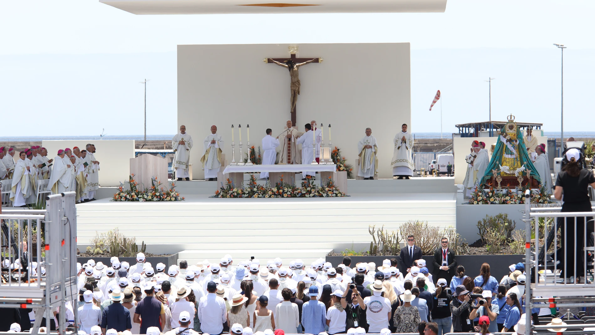 Críticas al Gobierno por utilizar a militares para colocar 35.000 sillas en un acto del Papa León XIV en Canarias