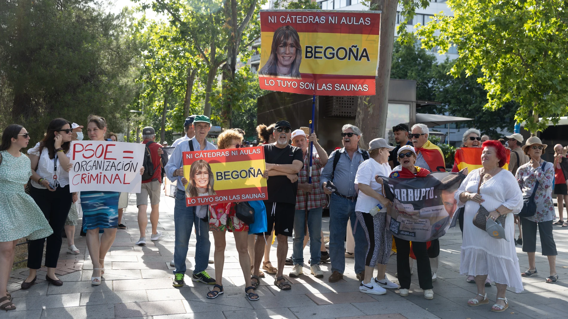 El "holding" inmobiliario de Begoña Gómez y Sánchez: el matrimonio acumula seis pisos y dos plazas de garaje